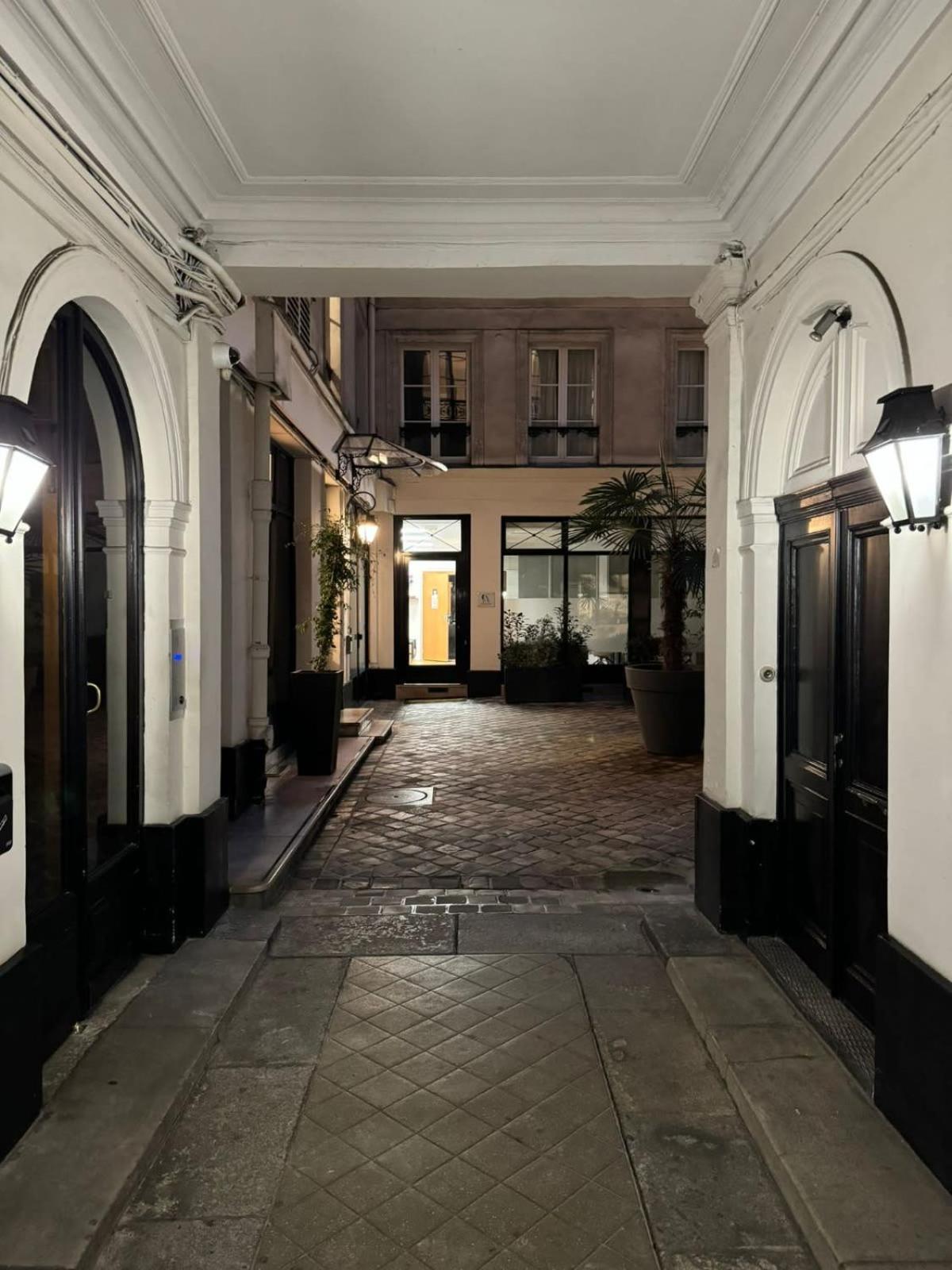 Brand New Near La Madeleine ! Parigi